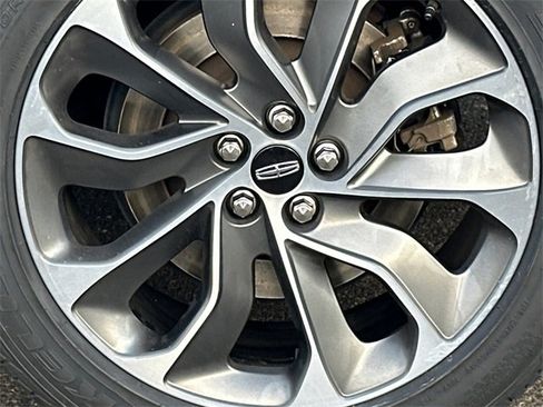 Used 2022 Lincoln Nautilus Reserve w/ Equipment Group 201A image 5