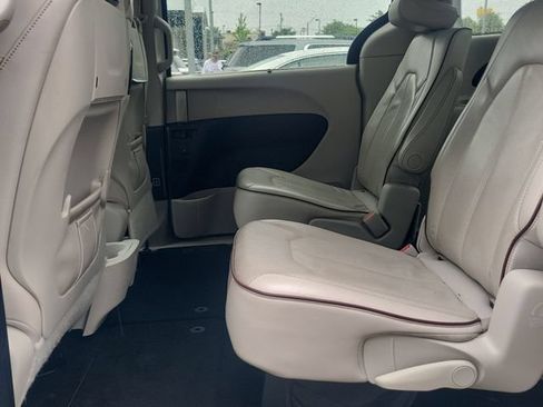 Used 2017 Chrysler Pacifica Limited w/ UConnect Theater Package FWD image 30
