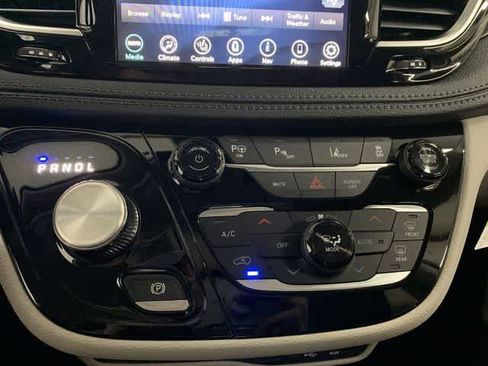 Used 2020 Chrysler Pacifica Limited w/ Advanced Safetytec Group FWD image 12