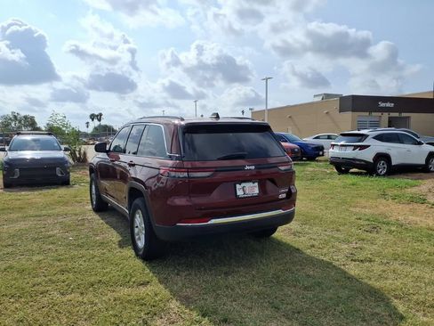 Used 2024 Jeep Grand Cherokee Laredo RWD image 3