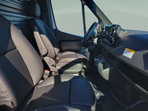 Used 2025 Mercedes-Benz Sprinter 2500 image 33