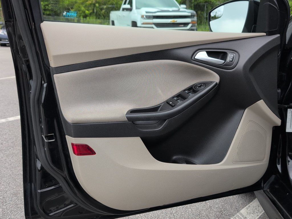 Used 2016 Ford Focus SE w/ SE Sport Package FWD image 8