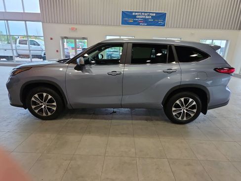 Used 2023 Toyota Highlander XLE AWD/4WD image 45