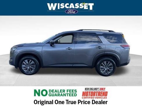 Used 2024 Nissan Pathfinder SV image 2