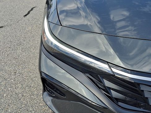 Used 2025 Hyundai Elantra Limited FWD image 8