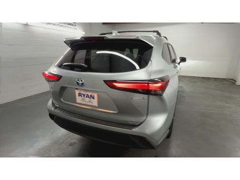 Used 2023 Toyota Highlander XLE FWD image 8