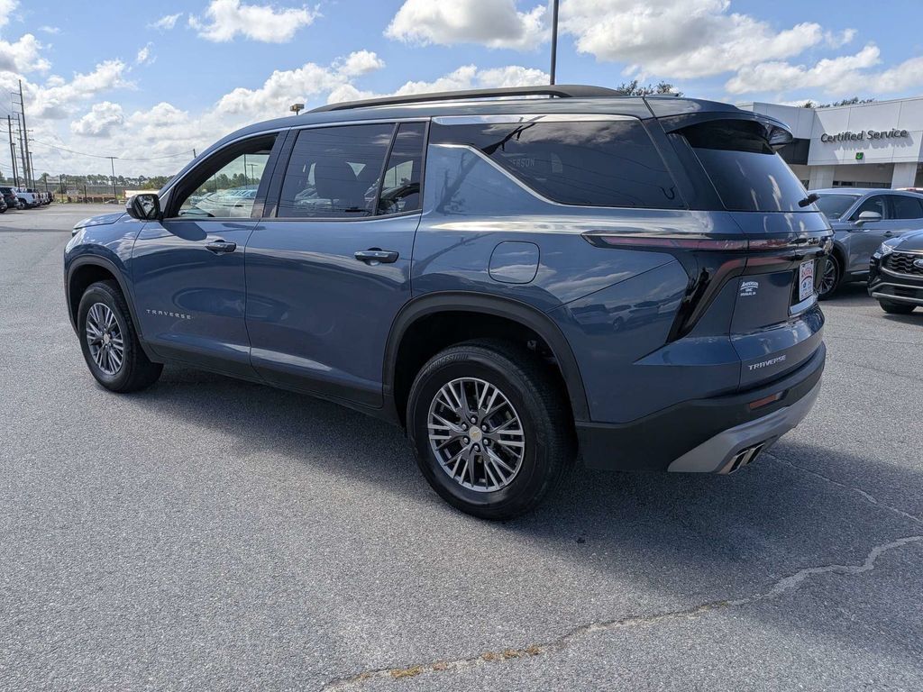 Used 2025 Chevrolet Traverse LT FWD image 9
