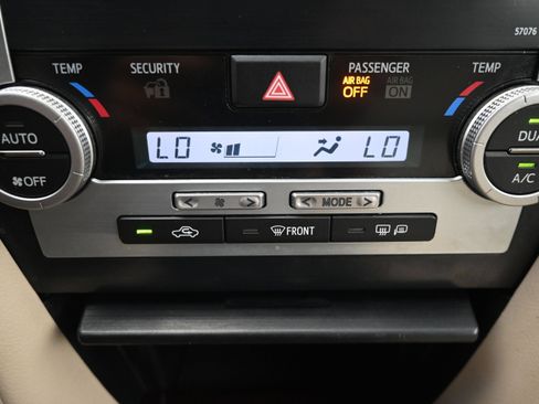 Used 2014 Toyota Camry XLE w/ Leather Package FWD image 16