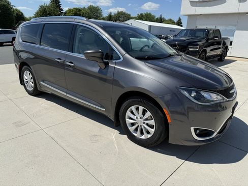 Used 2018 Chrysler Pacifica Touring-L Plus w/ Advanced Safetytec Group FWD image 1