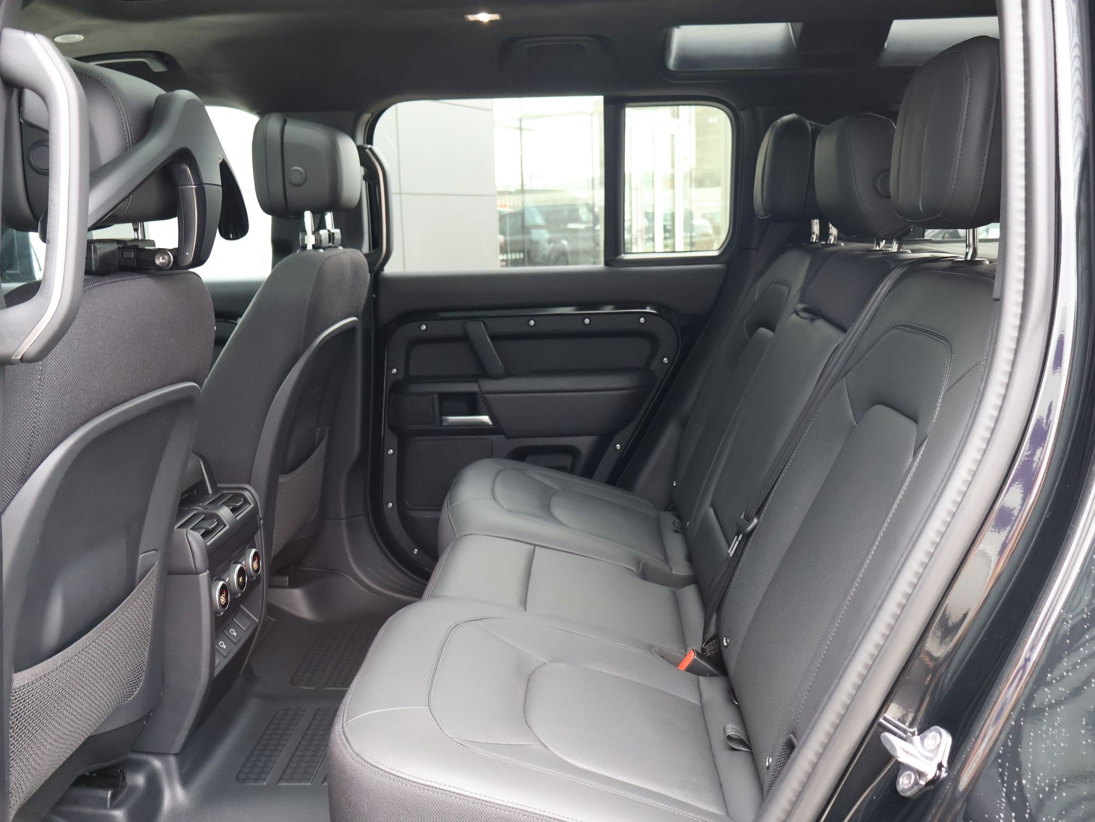 Used 2025 Land Rover Defender 110 V8 AWD/4WD image 27