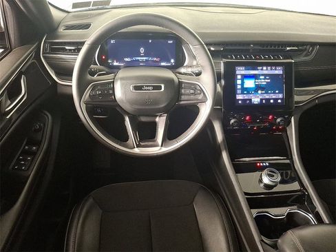 Used 2023 Jeep Grand Cherokee Altitude image 2