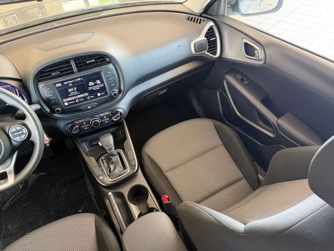 Used 2025 Kia Soul LX w/ LX Technology Package FWD image 33