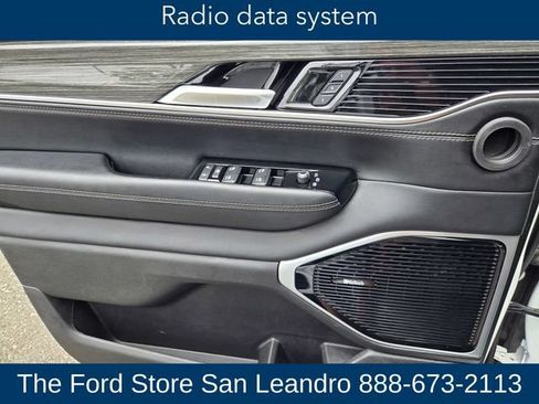 Used 2022 Jeep Wagoneer Series III w/ Premium Group I AWD/4WD image 27