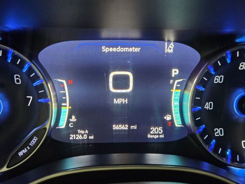 Used 2023 Chrysler Pacifica Touring-L image 24