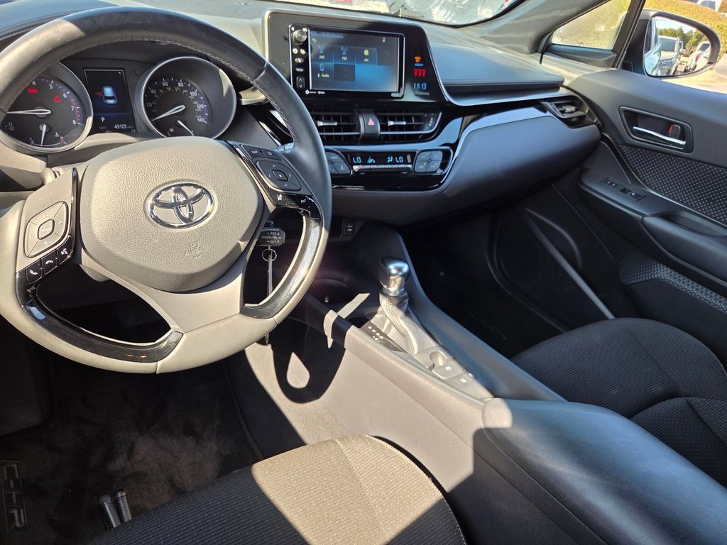 Used 2018 Toyota C-HR XLE FWD image 8