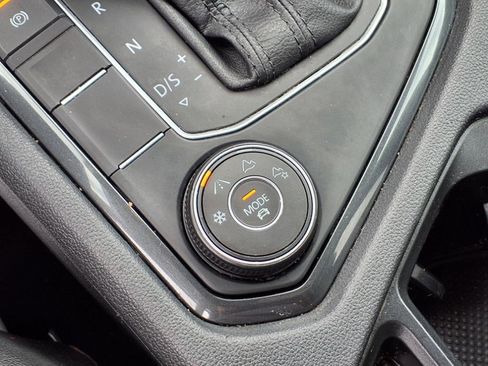 Used 2020 Volkswagen Tiguan SE image 19