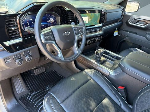 Used 2025 Chevrolet Silverado 1500 RST w/ Convenience Package II image 4