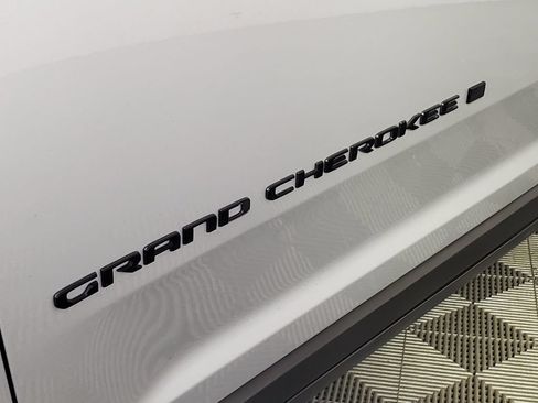 Used 2024 Jeep Grand Cherokee Altitude AWD/4WD image 29