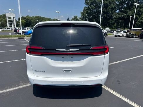 Used 2025 Chrysler Pacifica Select FWD image 5