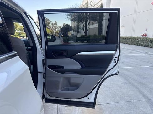 Used 2018 Toyota Highlander LE image 14