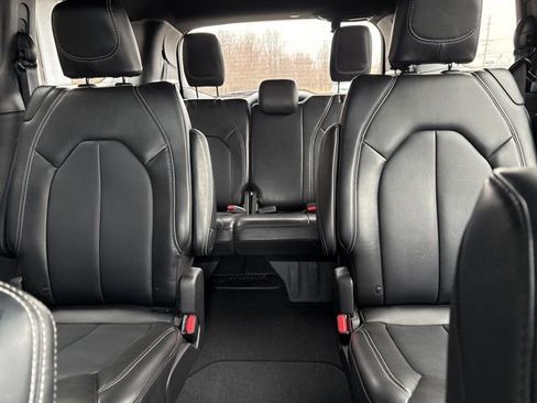 Used 2025 Chrysler Pacifica Select image 15