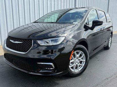 Used 2026 Chrysler Pacifica Select