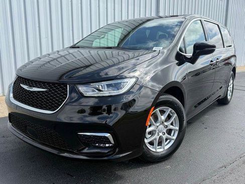 Used 2026 Chrysler Pacifica Select image 1