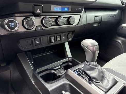 Certified 2022 Toyota Tacoma TRD Off-Road image 26