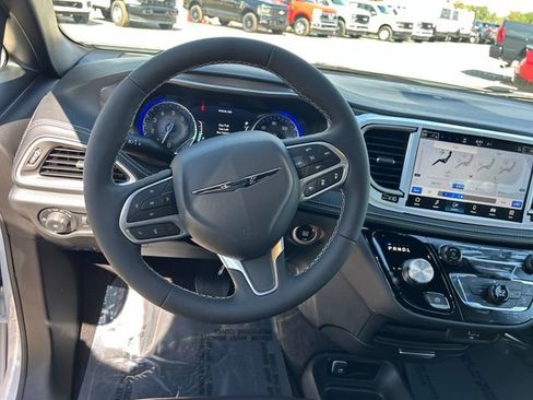New 2026 Chrysler Pacifica Select image 12