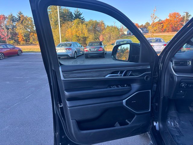 Used 2022 Jeep Wagoneer Series III AWD/4WD image 19