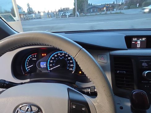 Used 2012 Toyota Sienna XLE image 11