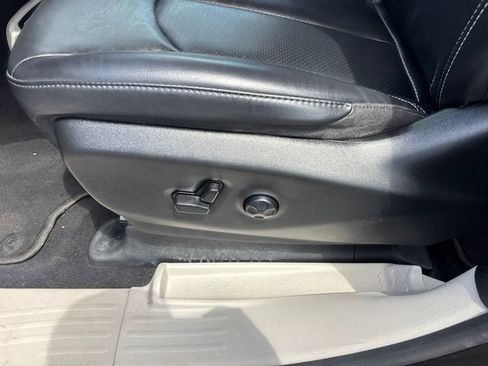Used 2023 Chrysler Pacifica Touring-L FWD image 7