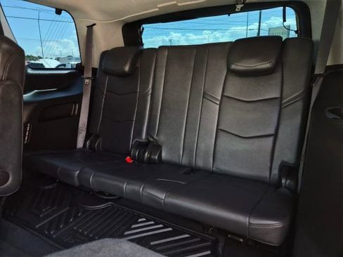 Used 2018 Cadillac Escalade Luxury RWD image 13