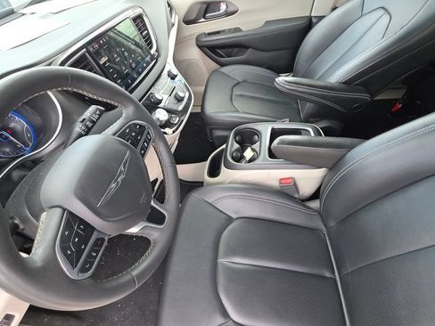 Used 2024 Chrysler Pacifica Touring-L FWD image 12
