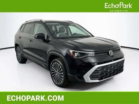 Used 2025 Volkswagen Taos SE FWD image 1