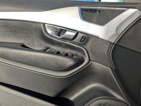 Used 2018 Volvo XC90 T6 Momentum w/ Convenience Package image 28