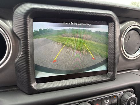 Used 2021 Jeep Wrangler Unlimited Sahara AWD/4WD image 37