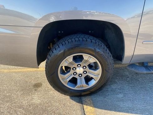 Used 2017 Chevrolet Suburban LT image 13