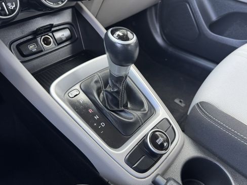 Used 2023 Hyundai Venue SEL image 28