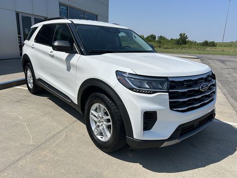 Used 2025 Ford Explorer Active AWD/4WD image 7