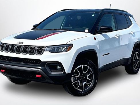 Used 2025 Jeep Compass Trailhawk AWD/4WD image 3