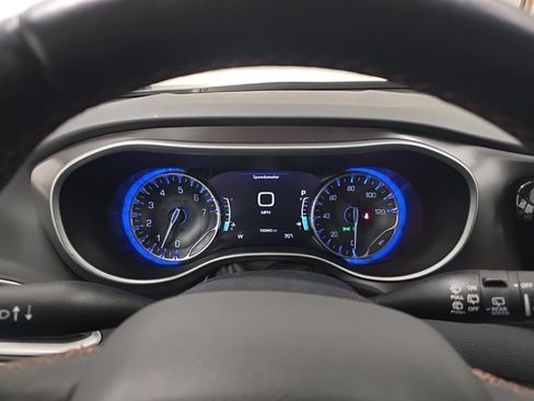 Used 2020 Chrysler Pacifica Touring-L Plus FWD image 17