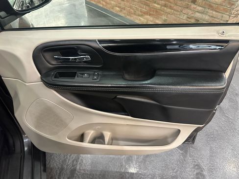 Used 2020 Dodge Grand Caravan SXT image 7