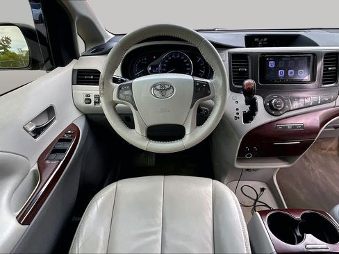 Used 2013 Toyota Sienna XLE FWD image 5