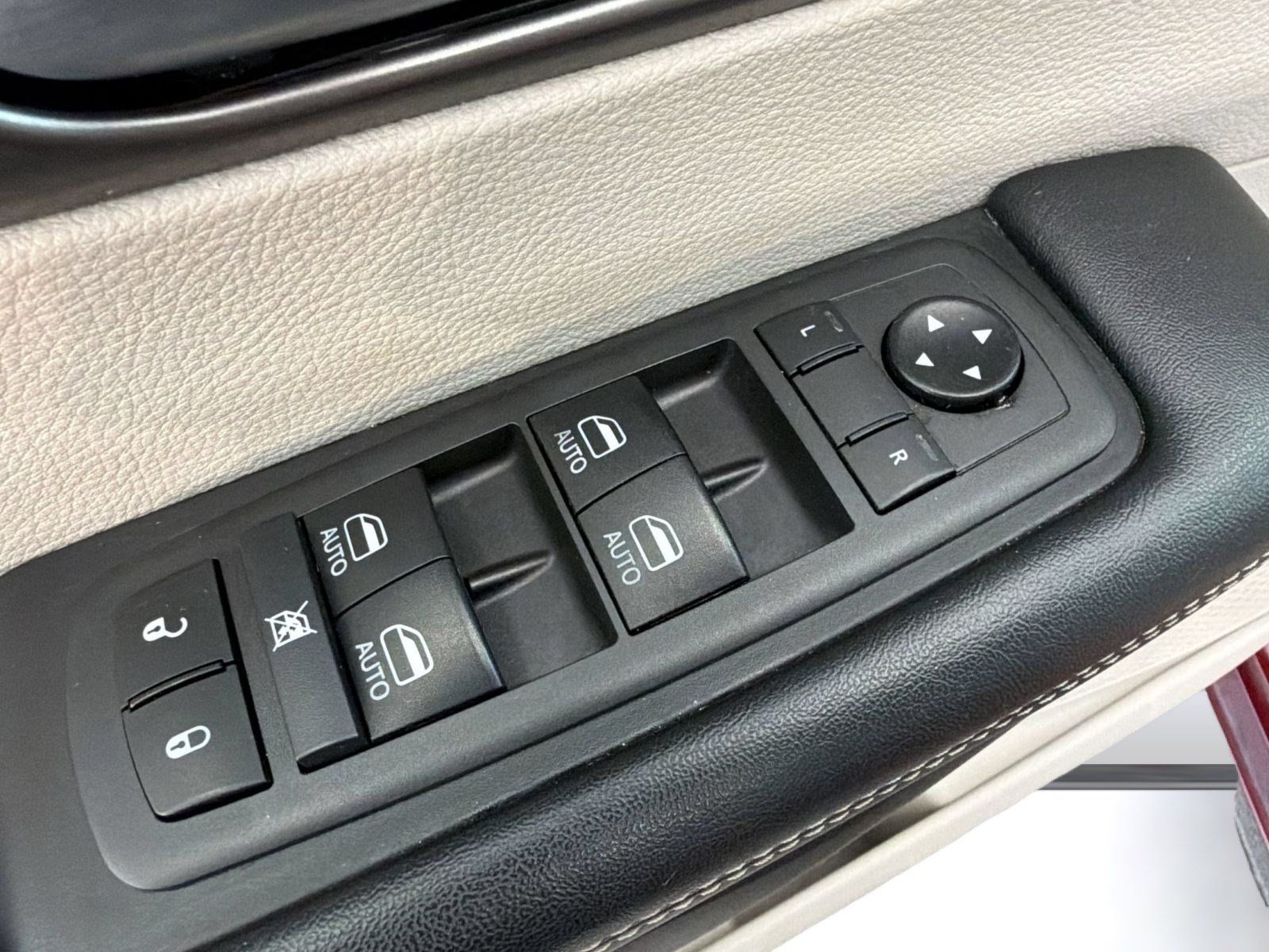 Used 2021 Chrysler Pacifica Touring-L w/ Uconnect Theater Family Group FWD image 14