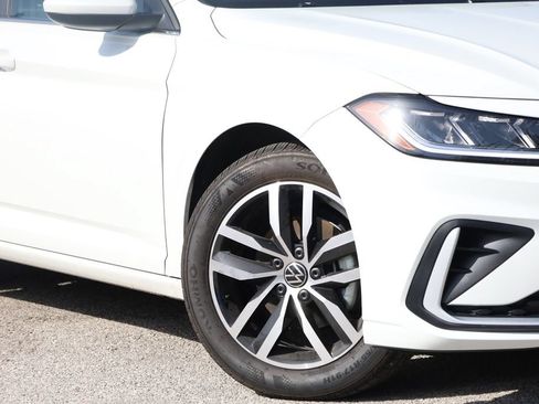 Used 2025 Volkswagen Jetta SE FWD image 3