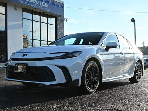 Used 2025 Toyota Camry SE AWD (Natl) image 3