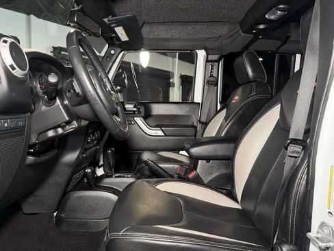 Used 2018 Jeep Wrangler Unlimited Rubicon w/ Connectivity Group AWD/4WD image 24