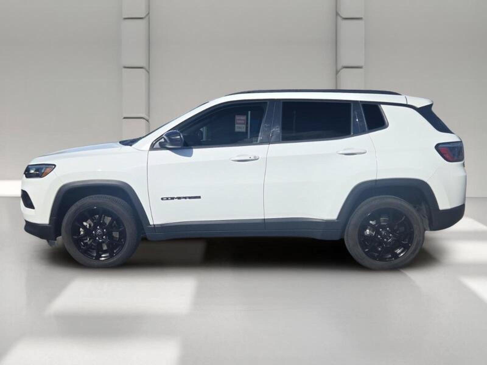 Used 2025 Jeep Compass Latitude w/ Convenience Group AWD/4WD image 4