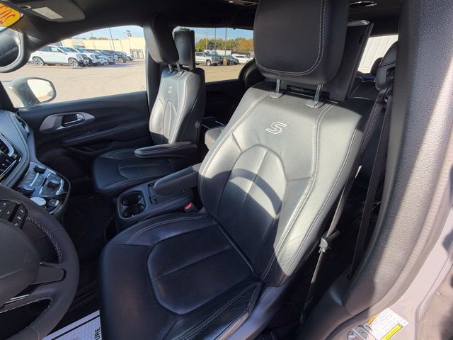 Used 2022 Chrysler Pacifica Touring-L w/ Uconnect Theater Family Group FWD image 13